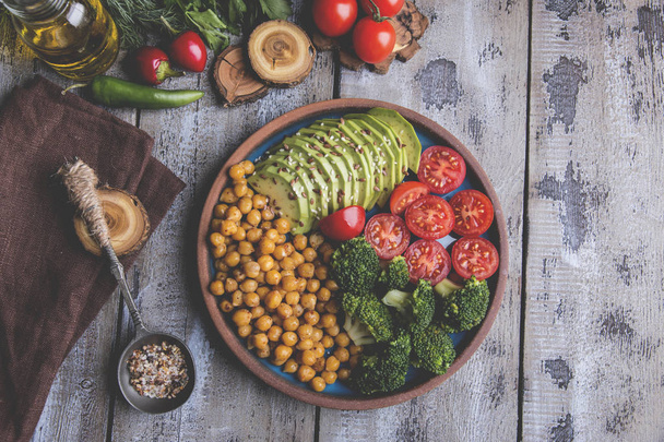Υγιεινή για χορτοφάγους σαλάτα με αβοκάντο, ρεβίθια, μπρόκολο, ντομάτα - Φωτογραφία, εικόνα