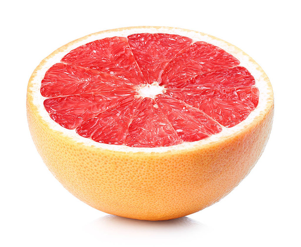 Половина идеально ретушированного грейпфрута выделена на белом фоне
 - Фото, изображение