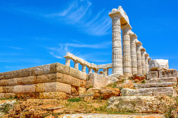 O templo grego antigo de Poseidon em Cape Sounion, Atenas, Grécia
 - Foto, Imagem