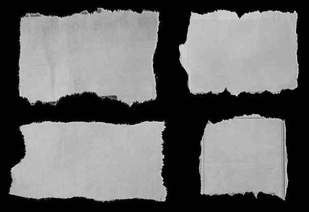 Quattro pezzi di carta strappata su nero
 - Foto, immagini