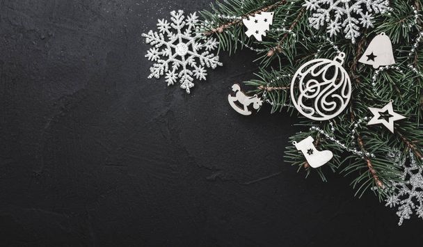 Noel tebrik kartı yeşil çam ağacı Ahşap oyuncaklar ile siyah taş zemin üzerine. Yatay üstten görünüm. Senin metin için yer - Fotoğraf, Görsel