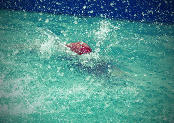 Nainen perse punaisessa uimapuvussa
  - Valokuva, kuva