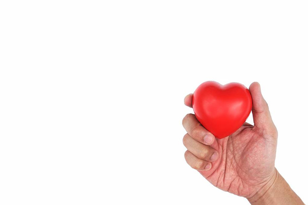 Człowiek ręki trzymającej Red Heart, pojęcie miłości i opieki zdrowotnej, ubezpieczenia dla rodzin z dziećmi. Światowy dzień serca, Światowy dzień zdrowia. Walentego day.isolated kształt serca na białym tle. - Zdjęcie, obraz