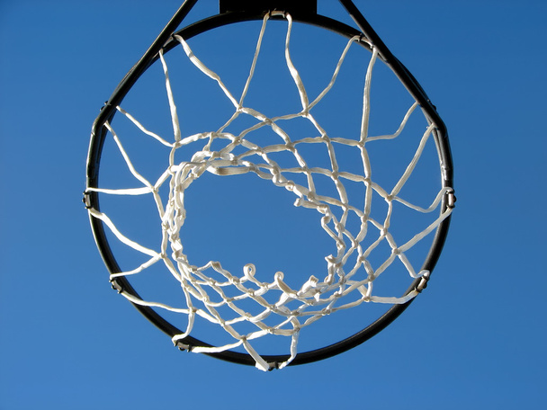 Nuevo aro de baloncesto y el cielo azul
 - Foto, Imagen