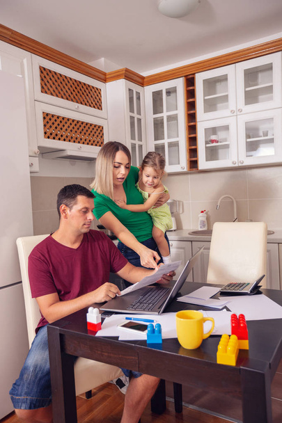 Endişeli genç ebeveyn evde faturaları hesaplama - Fotoğraf, Görsel
