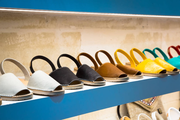 Sandálias tradicionais da Menorca - chamadas Avarca - em exposição - Foto, Imagem