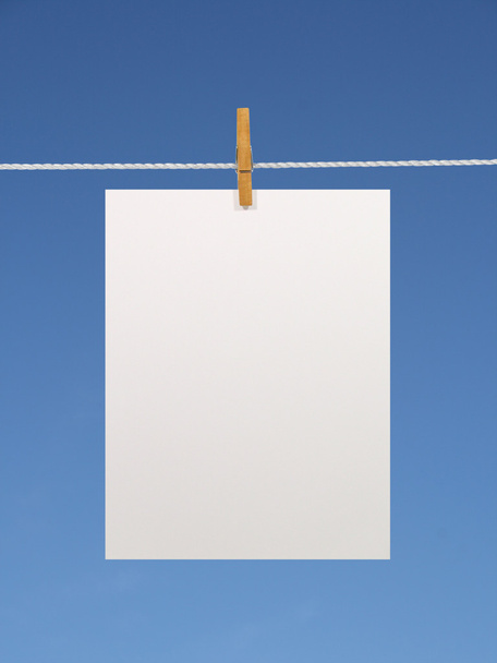 Λευκά χαρτί φύλλο σε μια γραμμή ενδυμάτων (με 2 διαδρομές αποκοπής) - Φωτογραφία, εικόνα
