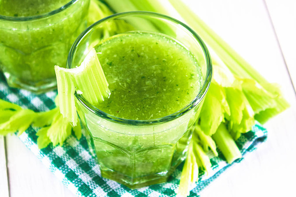 Rostlinné koktejl z celeru listy, zdravého životního stylu na bílém pozadí dřevěná - Fotografie, Obrázek