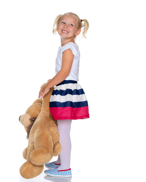 маленька дівчинка з плюшевим ведмедем
 - Фото, зображення