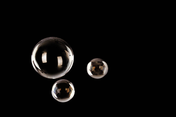 Hermosas burbujas de jabón translúcidas sobre fondo oscuro. Espacio para texto
 - Foto, imagen