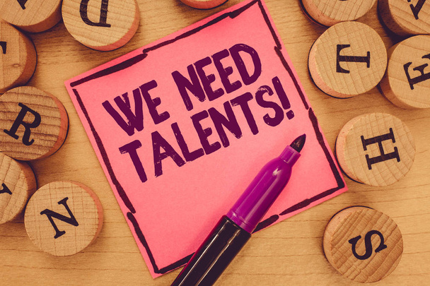 Schreibnotiz, die zeigt, dass wir Talente brauchen. Business-Foto zeigt die Suche nach kreativen Recruitern für Unternehmen oder Teams - Foto, Bild