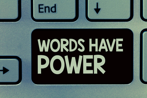 Escribir texto a mano Las palabras tienen poder. Concepto que significa Energía Capacidad de curar ayuda obstaculizar humilde y humillar
 - Foto, Imagen