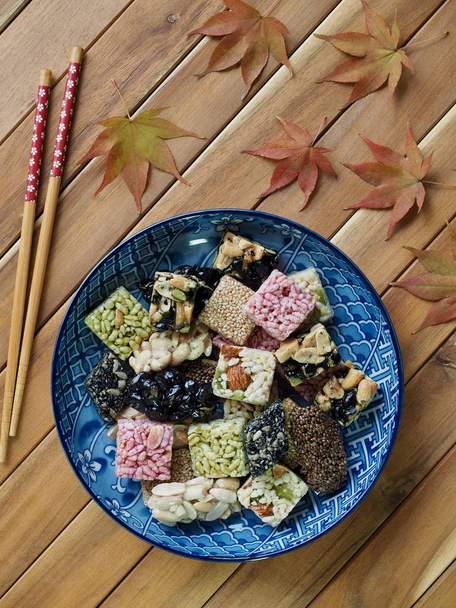Koreai hagyományos ételek Sweetricepuffsand Maple leaf, Gangjeong  - Fotó, kép