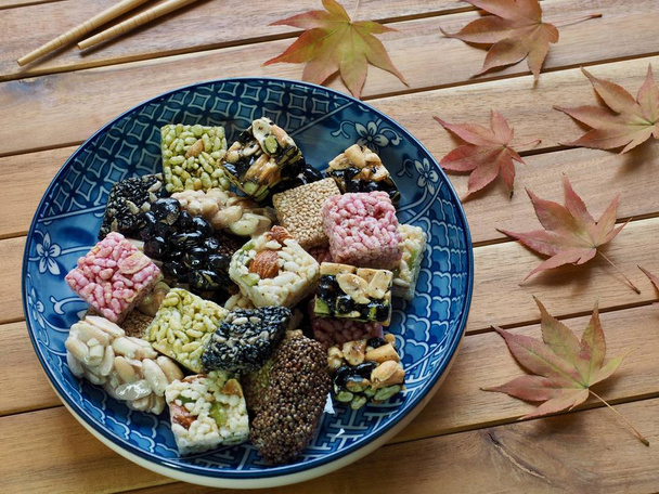 koreanische traditionelle Snacks Süßspeiseund Ahornblatt, Gangjeong  - Foto, Bild