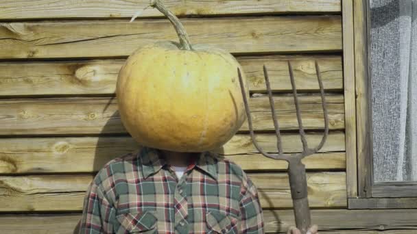 Pumpkinhead persoon met pitchfork - Video