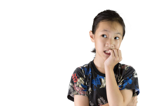 Chica asiática con expresión nerviosa y mordeduras de uñas aisladas sobre fondo blanco, nombre médico Onicofagia crónica
 - Foto, Imagen