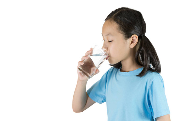 Kasvot muotokuva tyttö juomaveden eristetty valkoisella pohjalla, Elämä ei voi elää ilman juomavettä
. - Valokuva, kuva