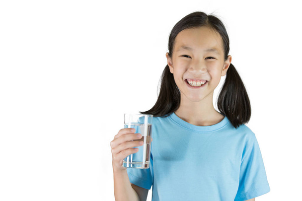 Lachende meisje, Aziatisch meisje houdt van een glas water geïsoleerd op een witte achtergrond, leven cant live zonder drinkwater. - Foto, afbeelding