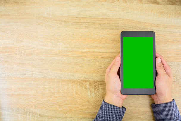 Zakenman holding digitale tablet met groen scherm. - Foto, afbeelding
