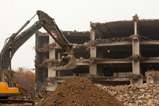 Distruzione di edifici in calcestruzzo con attrezzature
 - Foto, immagini