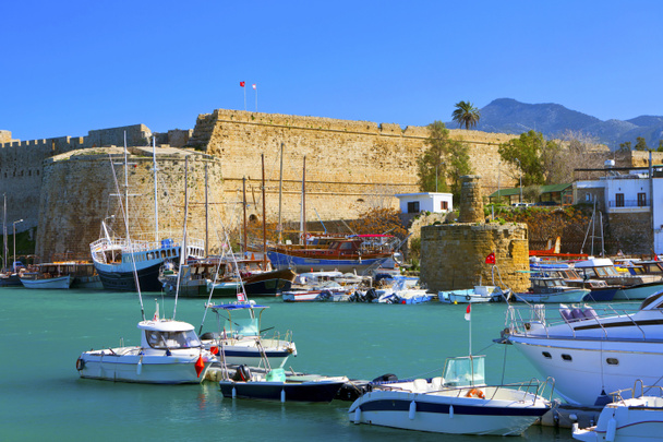 stary port i zamek na Cyprze. - Zdjęcie, obraz