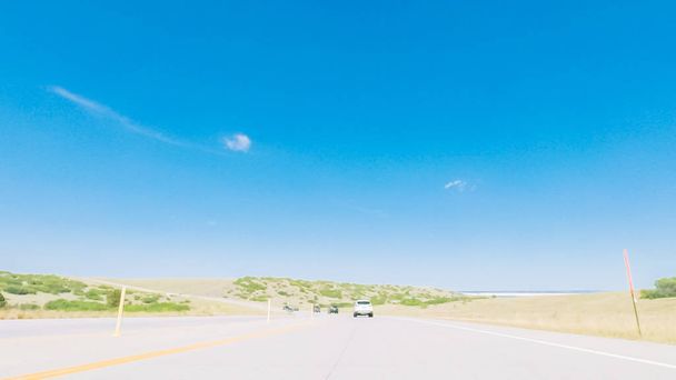 Вождение по асфальтированной дороге в сельской местности к югу от Денвера, Колорадо
. - Фото, изображение