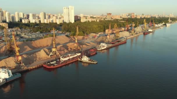Панорамний вид на річковий порт з баржами флоту, закріпленими у воді поруч з берегом річки. Пейзаж з великою хвилястою річкою
 - Кадри, відео