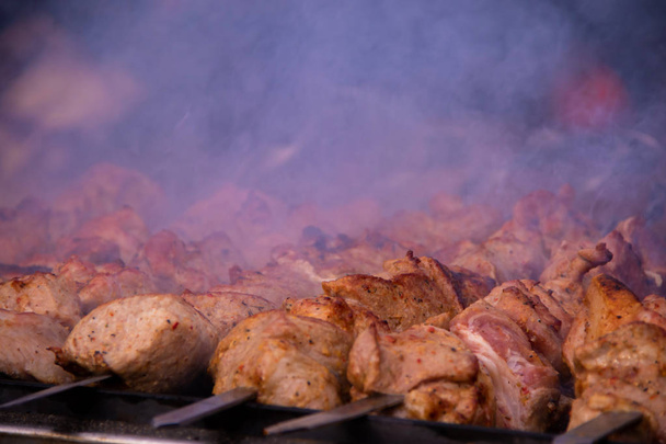 Délicieux shish kebab grillé sur des brochettes avec de la fumée
 - Photo, image