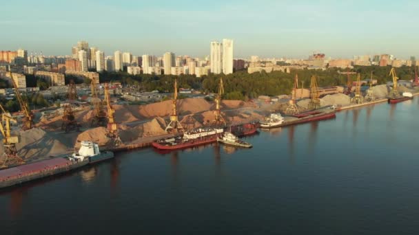 Panoramisch zicht op de haven met vloot schepen voor anker in water naast de rivieroever. Landschap met grote golvende rivier - Video