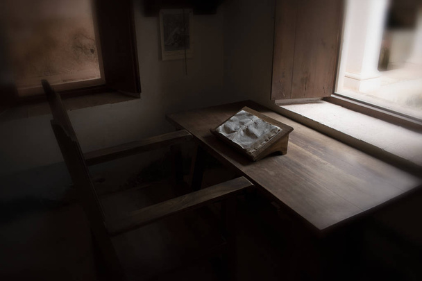 Antigua mesa de estudio, dentro de un claustro de arquitectura románica
. - Foto, Imagen