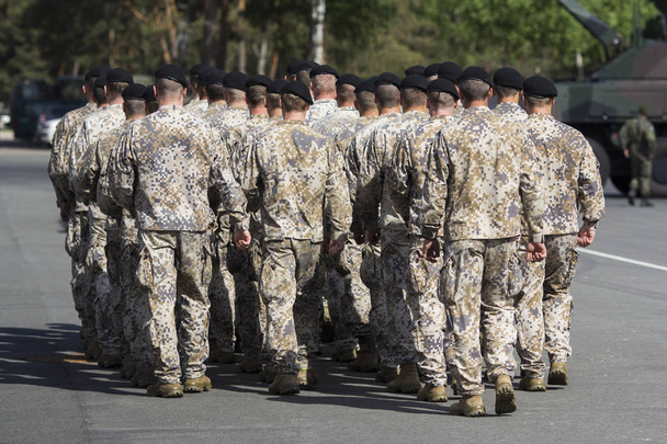 Wojskowej mężczyzn podczas parady wojskowej lub ćwiczenia wojskowe - Zdjęcie, obraz