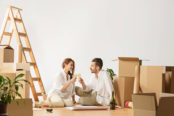 Couple moving to a new home. - Foto, Imagem