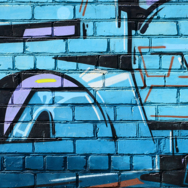 Fragment rysunki graffiti. Stary mur ozdobiony plamy farby w stylu kultury sztuki ulicy. Kolorowe tło tekstura w niskich tonów. - Zdjęcie, obraz