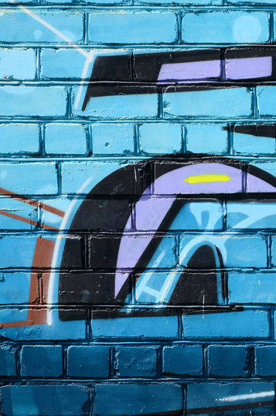 Fragment de dessins de graffiti. Le vieux mur décoré de taches de peinture dans le style de la culture de l'art de rue. Texture de fond colorée dans des tons froids
. - Photo, image