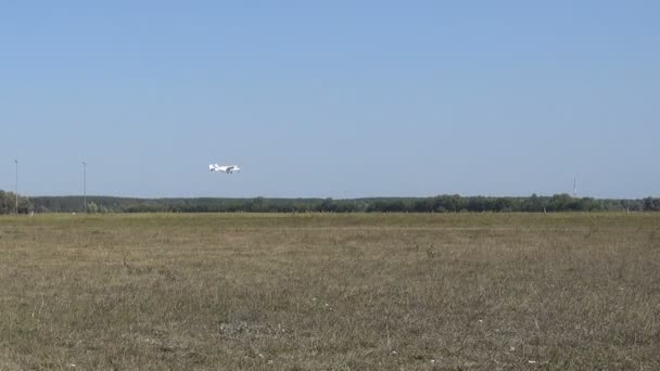 Despegue de un avión ligero sobre un aeródromo en un día de verano
 - Metraje, vídeo