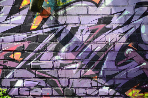 Фрагмент граффити рисунков. Старая стена декорирована краской в стиле уличного искусства. Цветная текстура фона в фиолетовых тонах
. - Фото, изображение