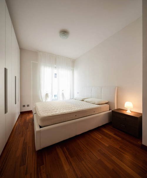 Bedroom with large wardrobe and bright window. Nobody inside - Foto, afbeelding