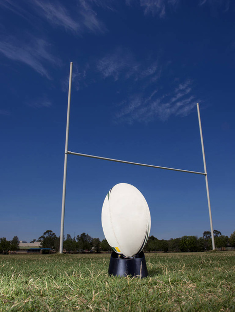 Rugby doelpalen en bal tegen een blauwe hemel - Foto, afbeelding