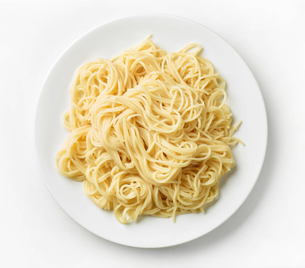 piatto di pasta su fondo bianco, vista dall'alto
 - Foto, immagini