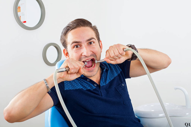 Crazy patient sitting in a dental chair - Zdjęcie, obraz