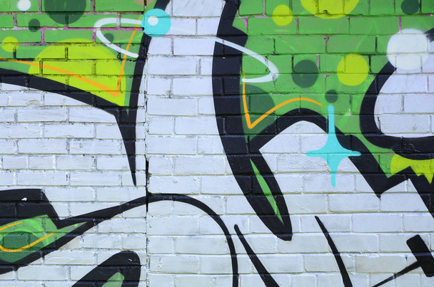Θραύσμα από graffiti σχέδια. Το παλιό τείχος διακοσμημένα με λεκέδες χρωμάτων στο στυλ του δρόμου τέχνης του πολιτισμού. Έγχρωμο φόντο υφή σε πράσινες αποχρώσεις. - Φωτογραφία, εικόνα