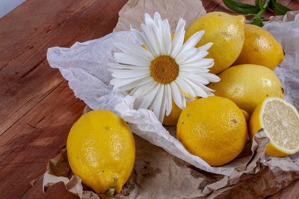 Limon ve portakal ahşap bir masa üzerinde bir sürü. Narenciye Tema - Fotoğraf, Görsel