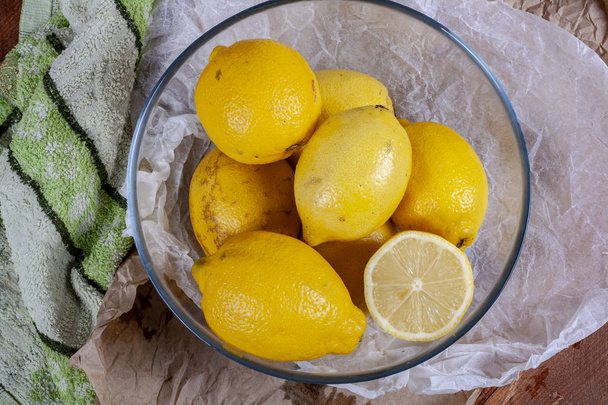 Alot van citroenen en sinaasappelen op een houten tafel. Citrus thema - Foto, afbeelding