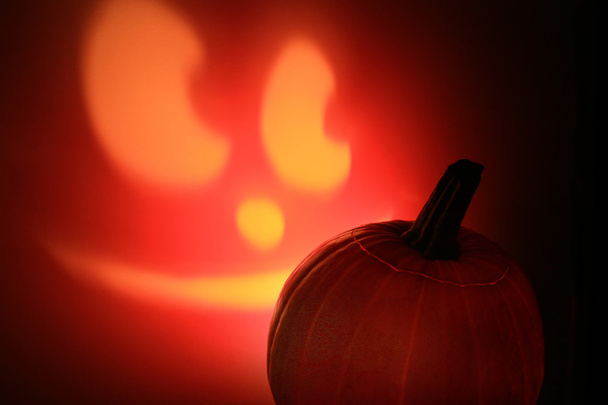Светящееся лицо тыквы на Хэллоуин
. - Фото, изображение