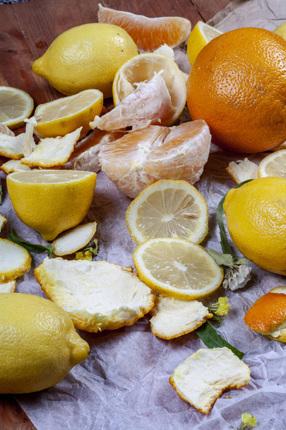 Limon ve portakal ahşap bir masa üzerinde bir sürü. Narenciye Tema - Fotoğraf, Görsel