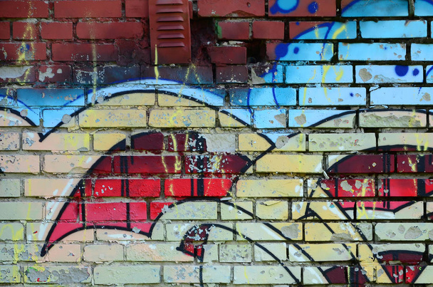 Fragment rysunki graffiti. Stary mur ozdobiony plamy farby w stylu kultury sztuki ulicy. Kolorowe tło tekstura w ciepłych kolorach. - Zdjęcie, obraz