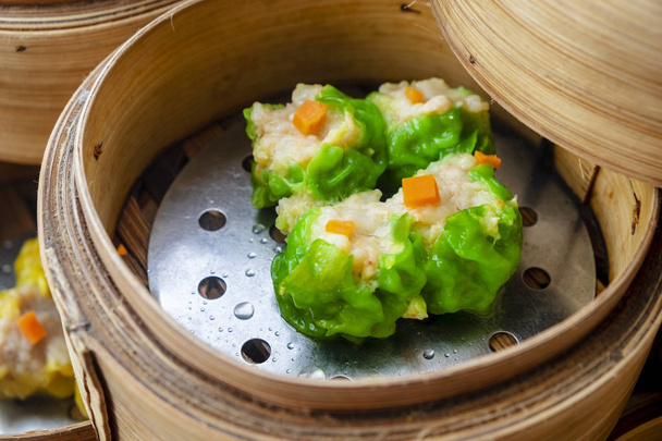 Cerdo verde y camarones Dim suma sobre la mesa, cocina china tradicional al vapor Comida
. - Foto, imagen