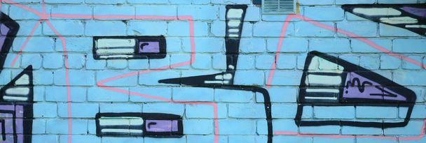 Fragmento de desenhos de grafite. A parede velha decorada com manchas de tinta no estilo da cultura de arte de rua. Textura de fundo colorido em tons frios
. - Foto, Imagem
