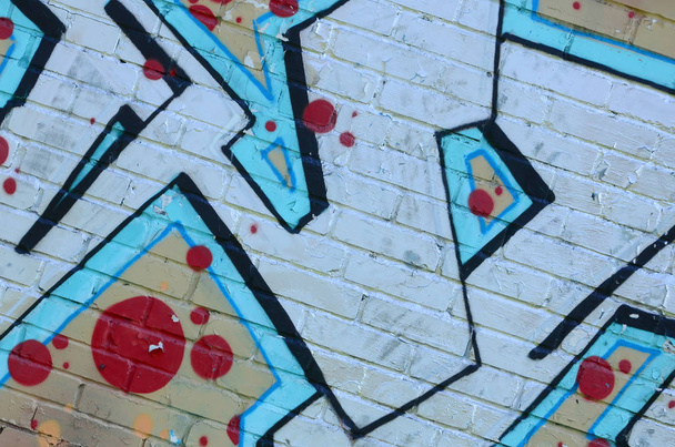 Fragmento de dibujos de grafiti. La antigua pared decorada con manchas de pintura en el estilo de la cultura del arte callejero. Textura de fondo de color en tonos fríos
. - Foto, imagen