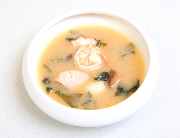 Zuppa giapponese con gamberetti. Delizioso cibo sano per la salute. Minestra dietetica con frutti di mare
. - Foto, immagini